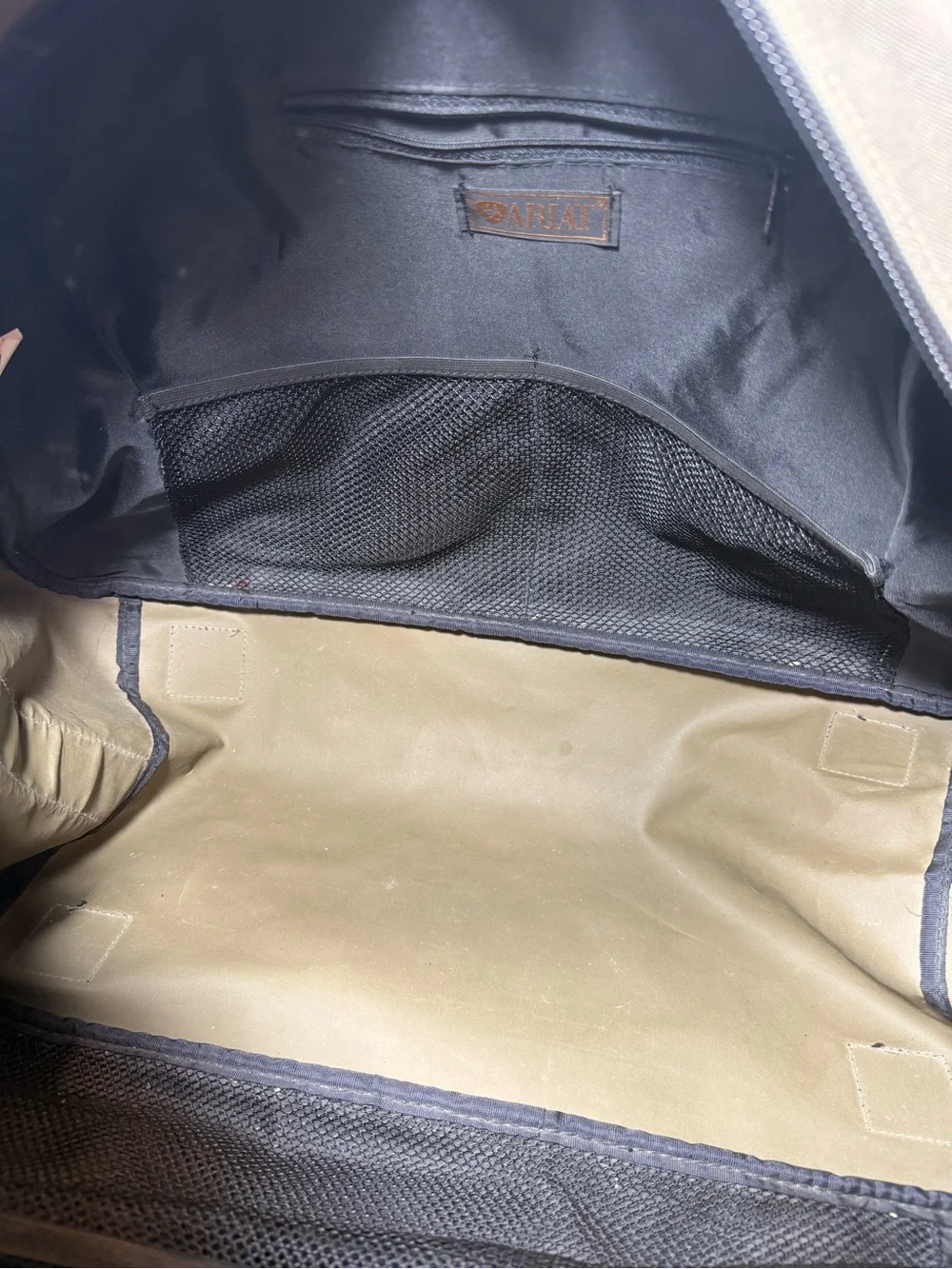 Ariat Olive Green Duffel Bag for Men comes with strap